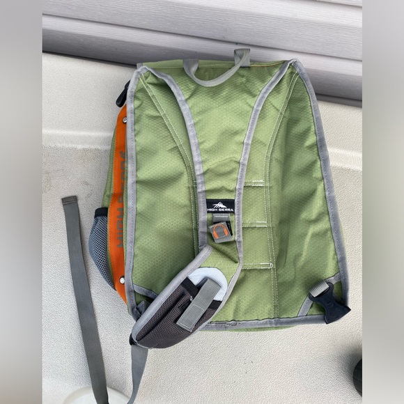 High Sierra one shoulder backpack - Picture 5 of 12